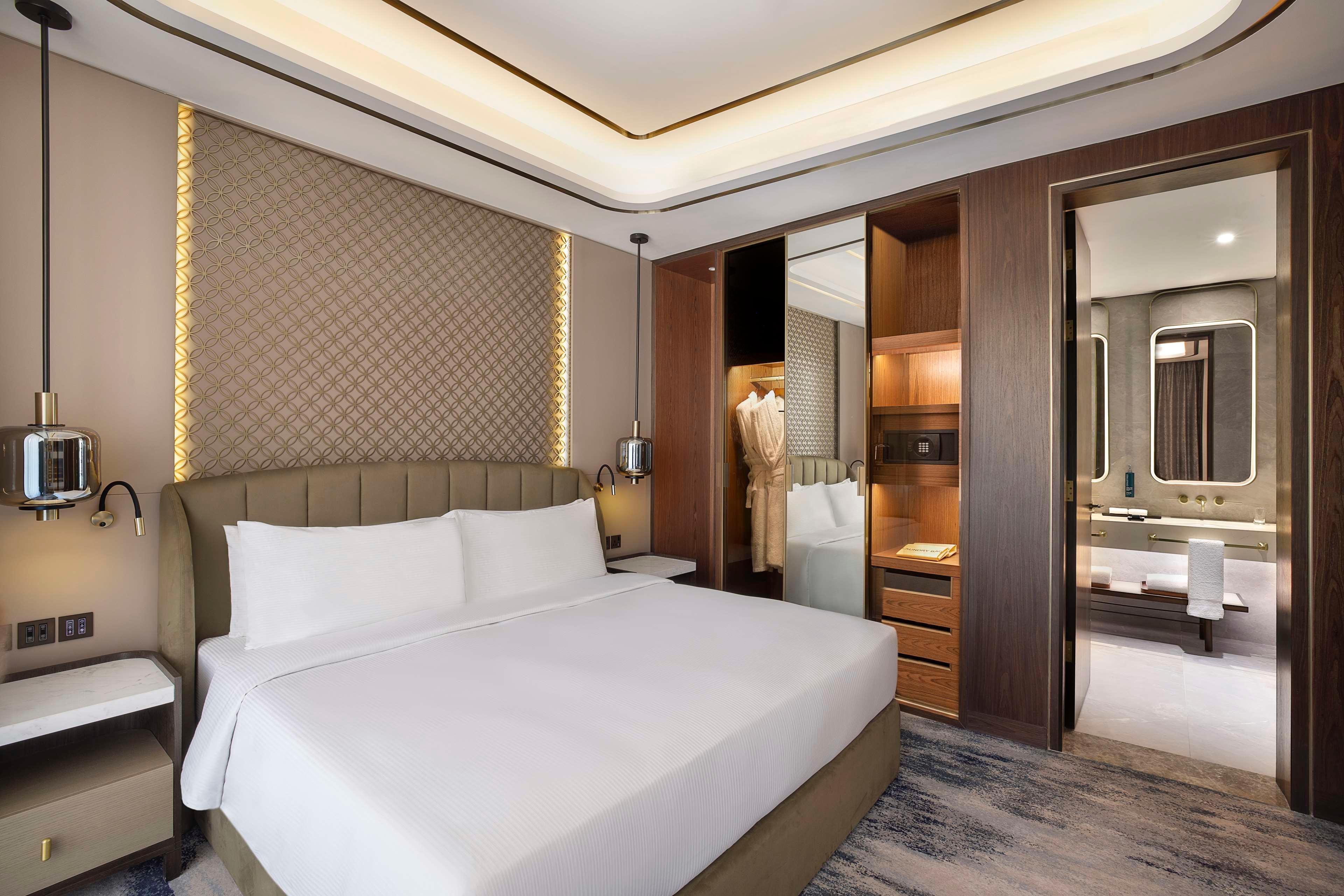 1 BEDROOM, SUITE, KING BED, BURJ VIEW, KITCHENETTE