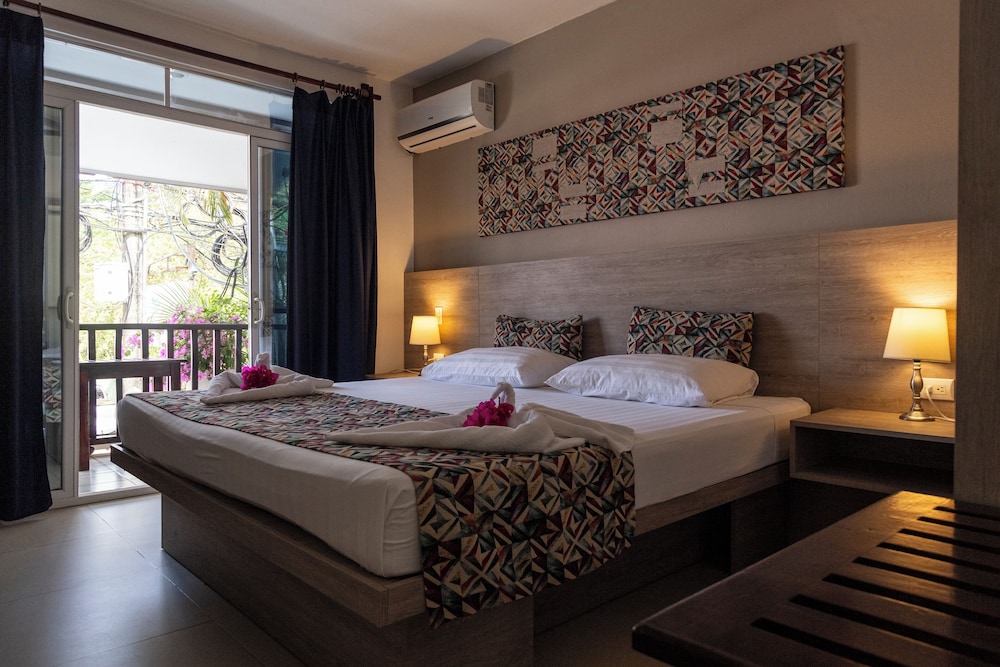 Room, Queen Bed, Street View
