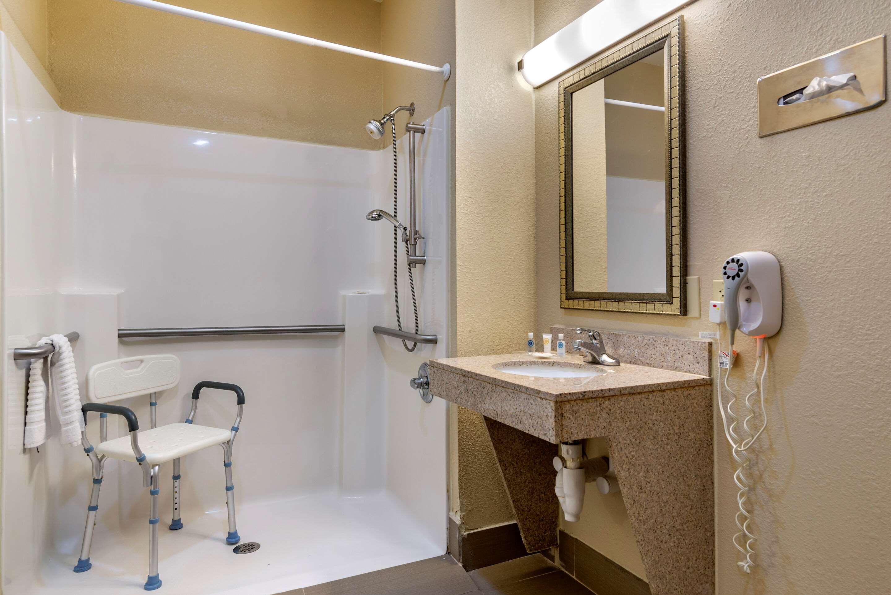 جناح لذوي الإعاقة، Comfort Suites Montgomery East Monticello Dr 6/6