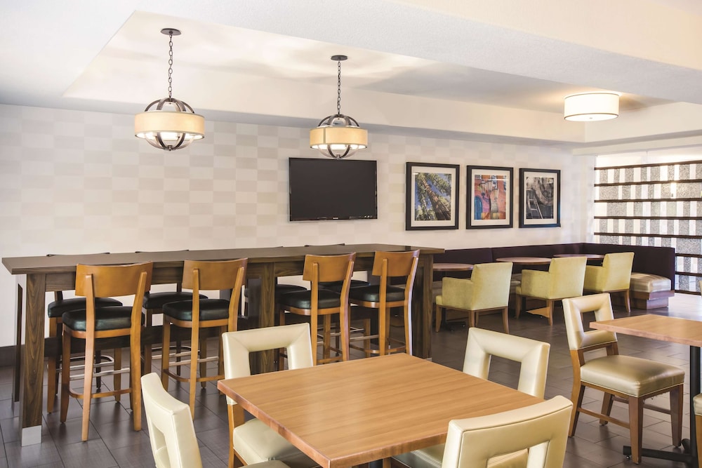 Fairfield Inn & Suites By Marriott Fresno River Park 42/54