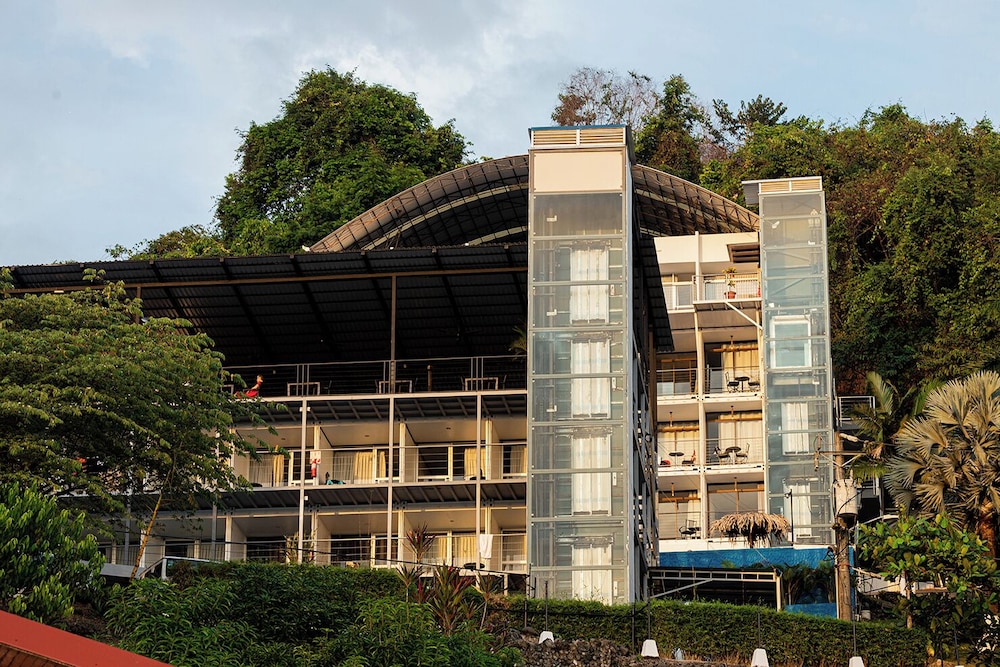 El Faro Beach Hotel 4/65