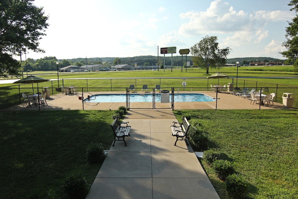 Baymont Inn and Suites by Wyndham Farmington, MO 35/62