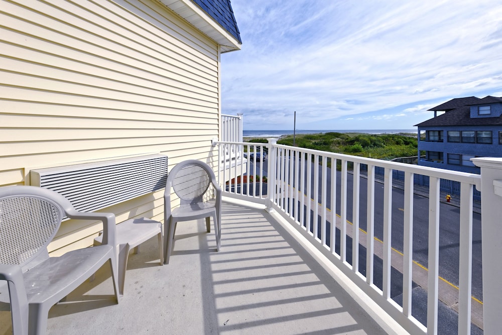 Drifting Sands Oceanfront Hotel 44/70