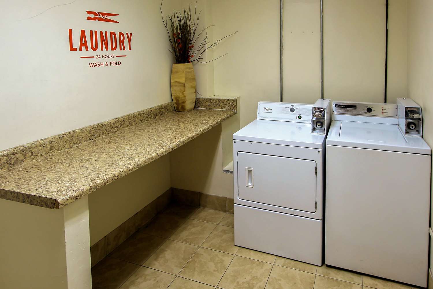 La Quinta Inn & Suites by Wyndham Fayetteville I-95 8/29