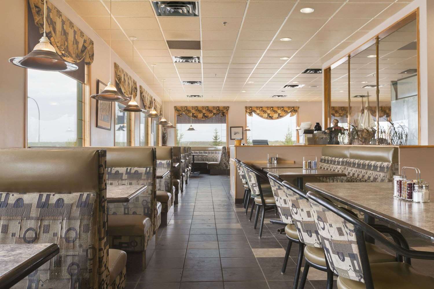Super 8 By Wyndham Drayton Valley 22/26