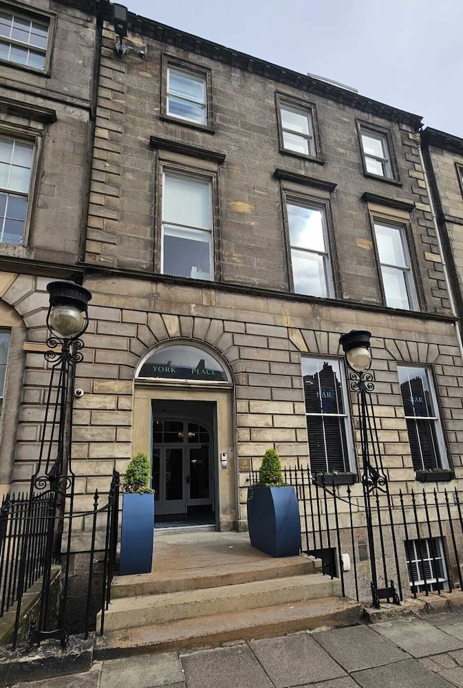 28 York Place 2/56