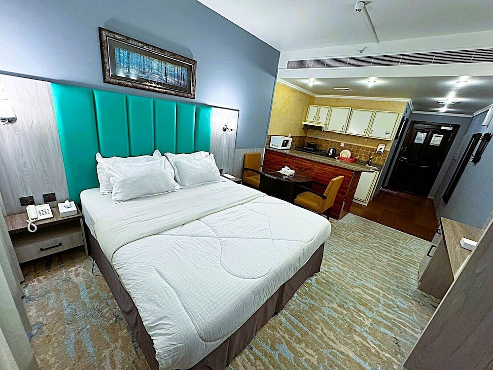 STUDIO, APARTMENT, DOUBLE OR TWIN BED