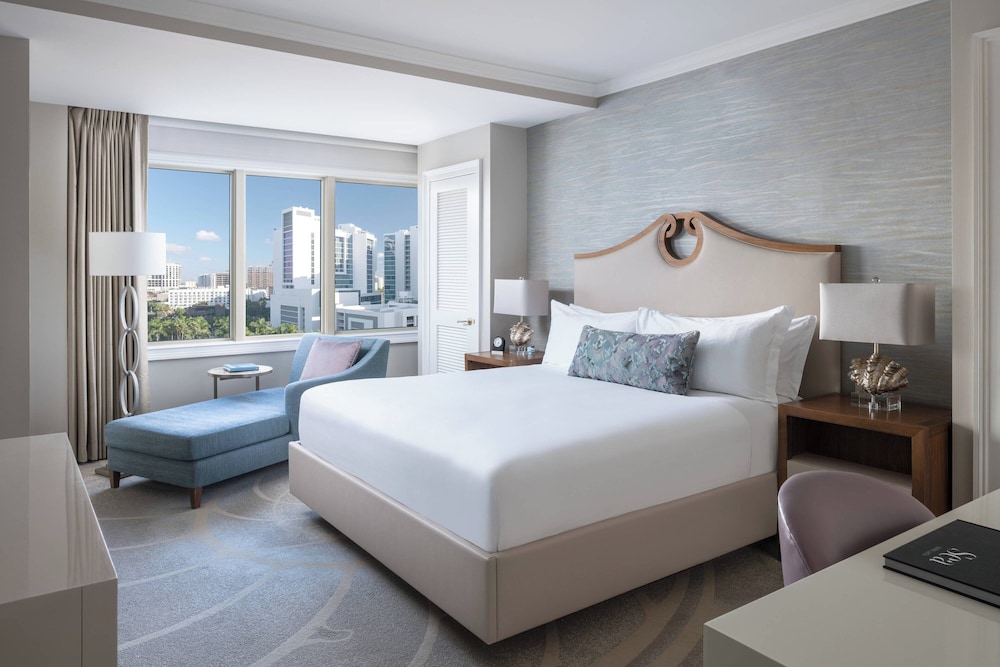 1 Bedroom, Club, Suite, King Bed, Sofa