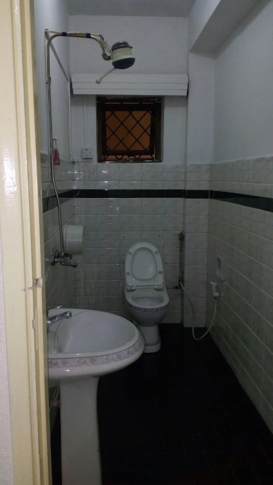 Nairobi Glory Palace Hotel Ltd 50/50