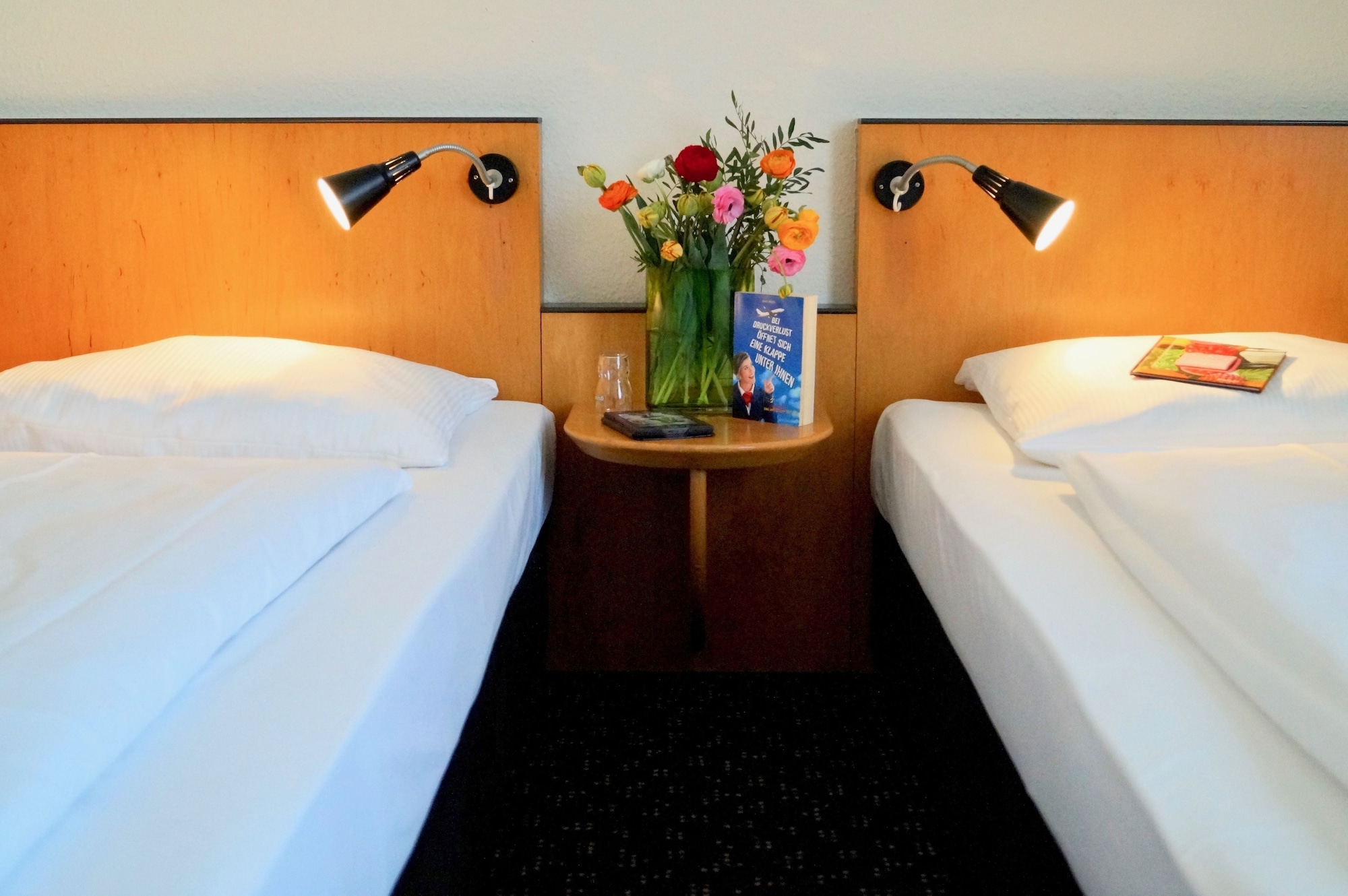 ROOM, TWIN BEDS