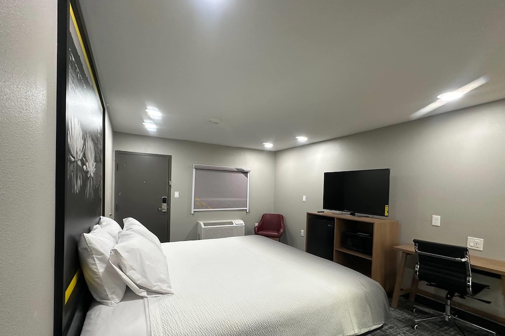 Super 8 by Wyndham Lubbock Airport 24/54