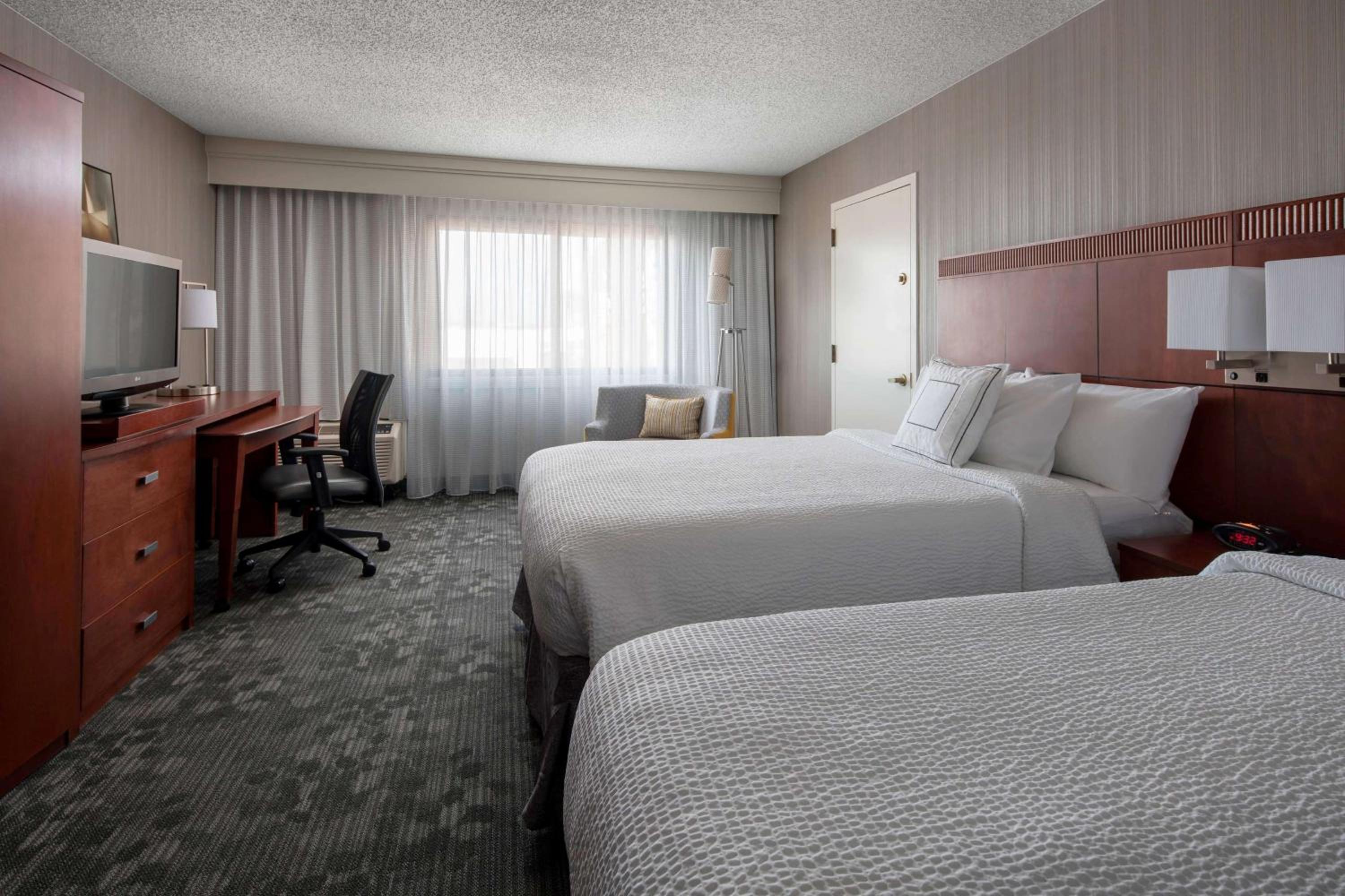 Guest Room, 2 Queen Beds, Sonesta Select Los Angeles Torrance South Bay 3/6