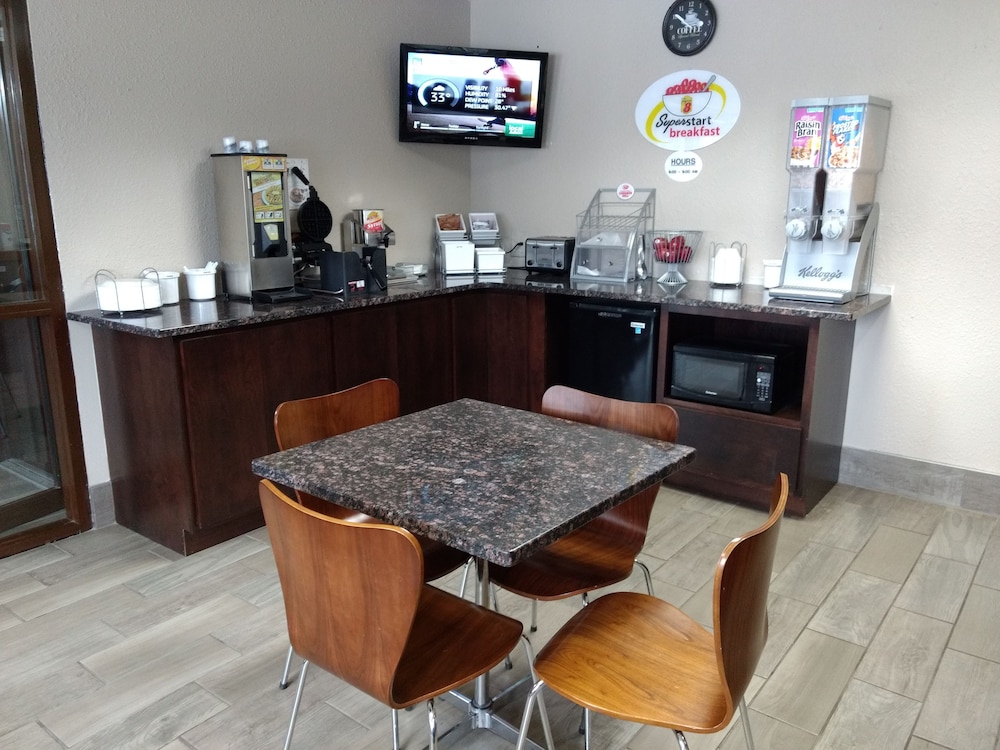 Super 8 By Wyndham Madison 17/22