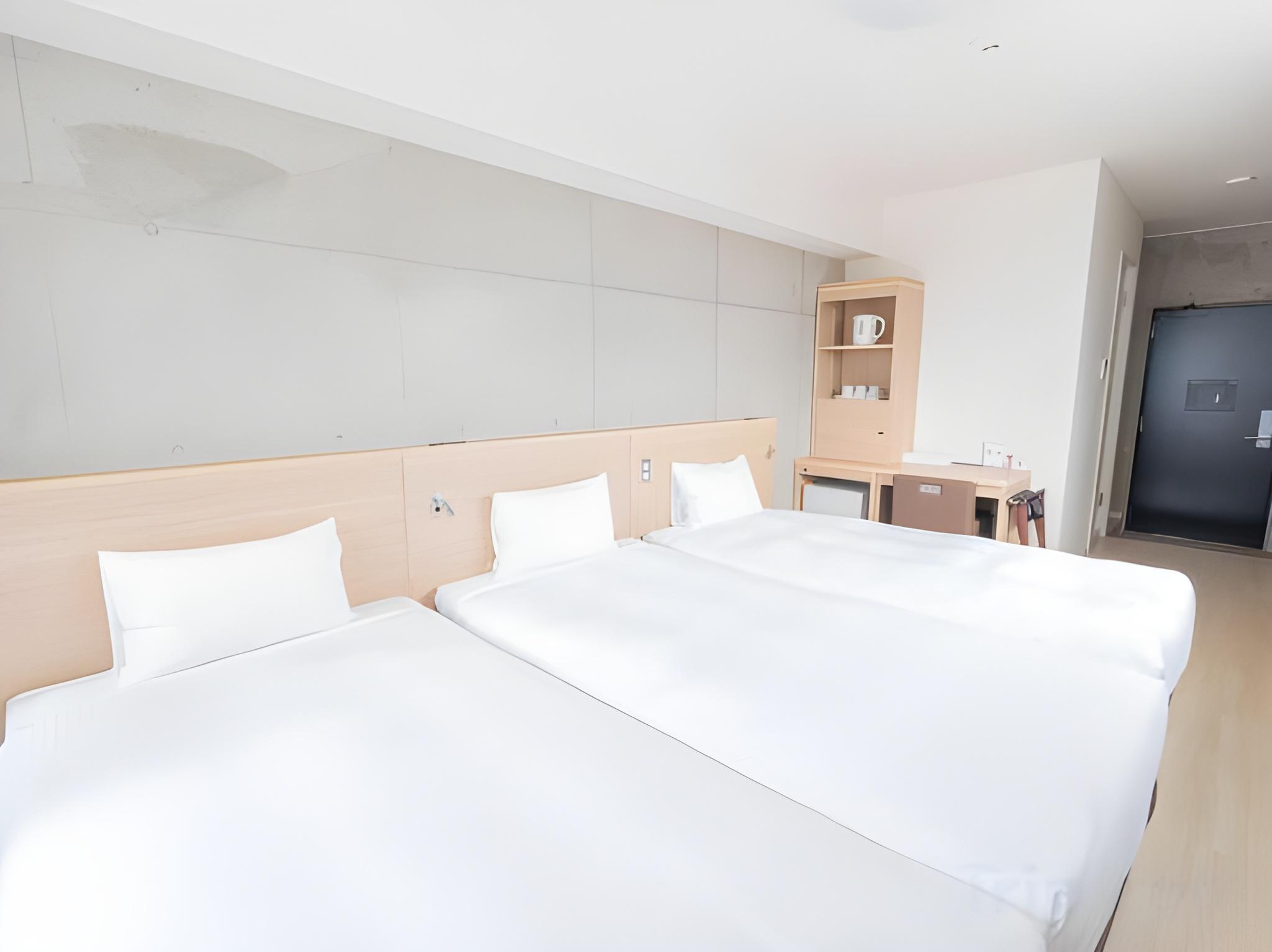 Adjoining, Triple, 3 Beds