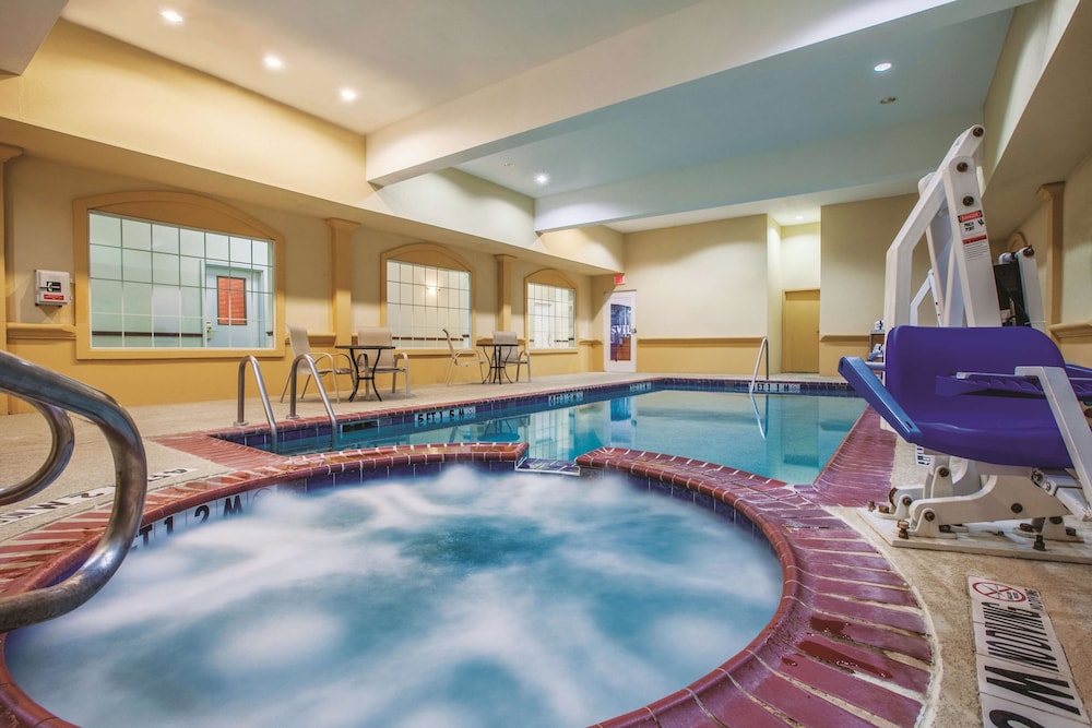 La Quinta Inn and Suites by Wyndham Gainesville 1/35