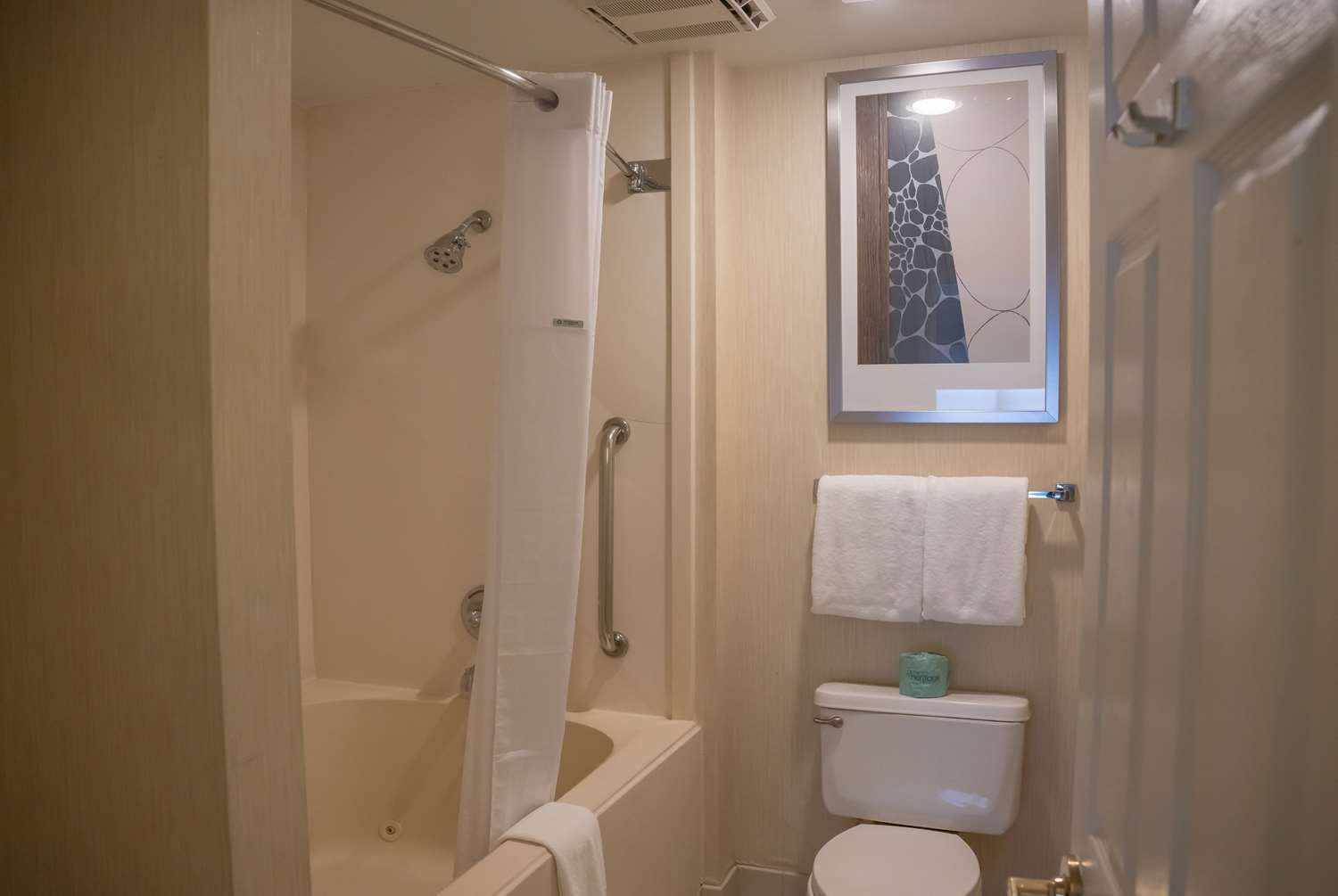 Hawthorn Suites by Wyndham Erie 33/34