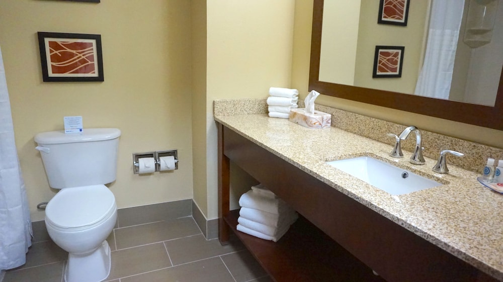 Comfort Inn & Suites Greenwood Near University 64/66