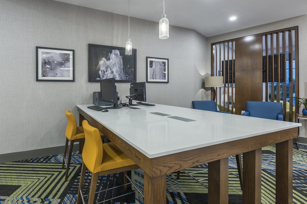 Holiday Inn Express Suites Moncton 58/63