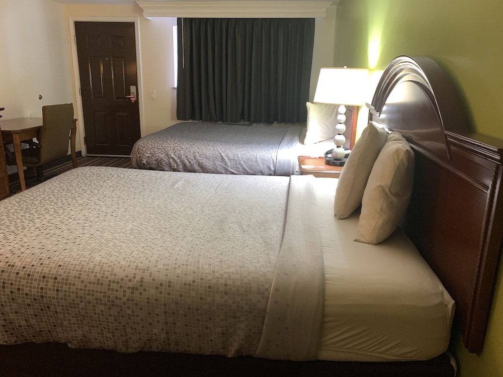 Econo Lodge Jefferson Hills Hwy 51 14/33