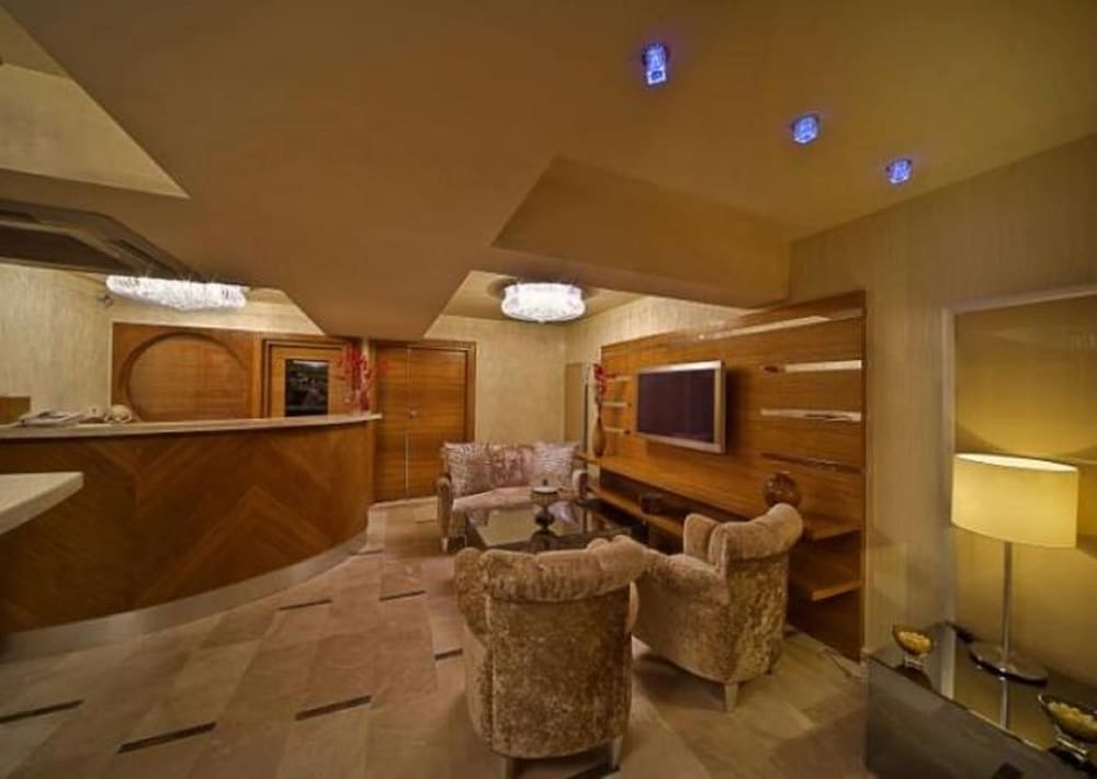 Q Inn Hotel 20/26