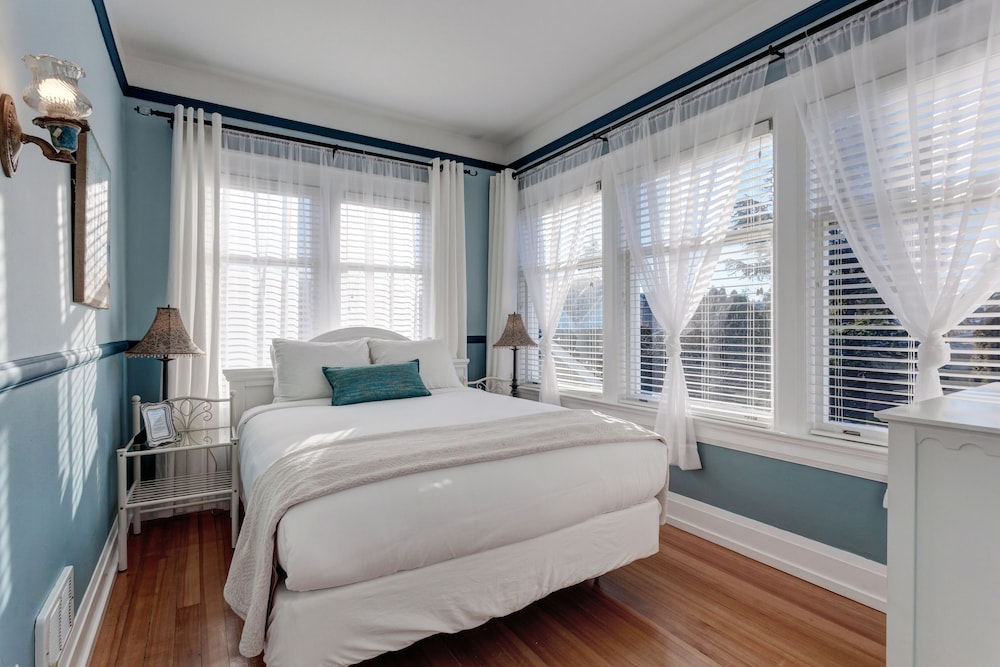 Nantucket Inn 14/50