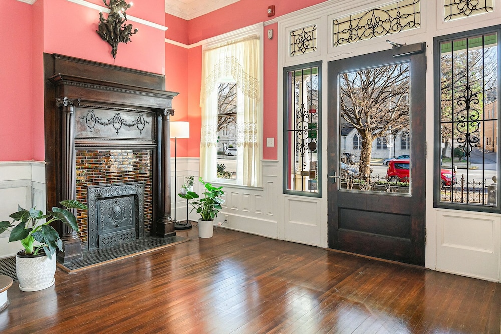 Hassinger Daniels Mansion Bed and Breakfast 10/50
