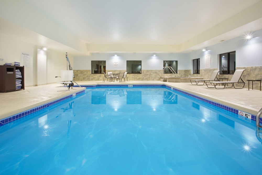 Holiday Inn Express Hotel Suites Concordia Us81 28/59