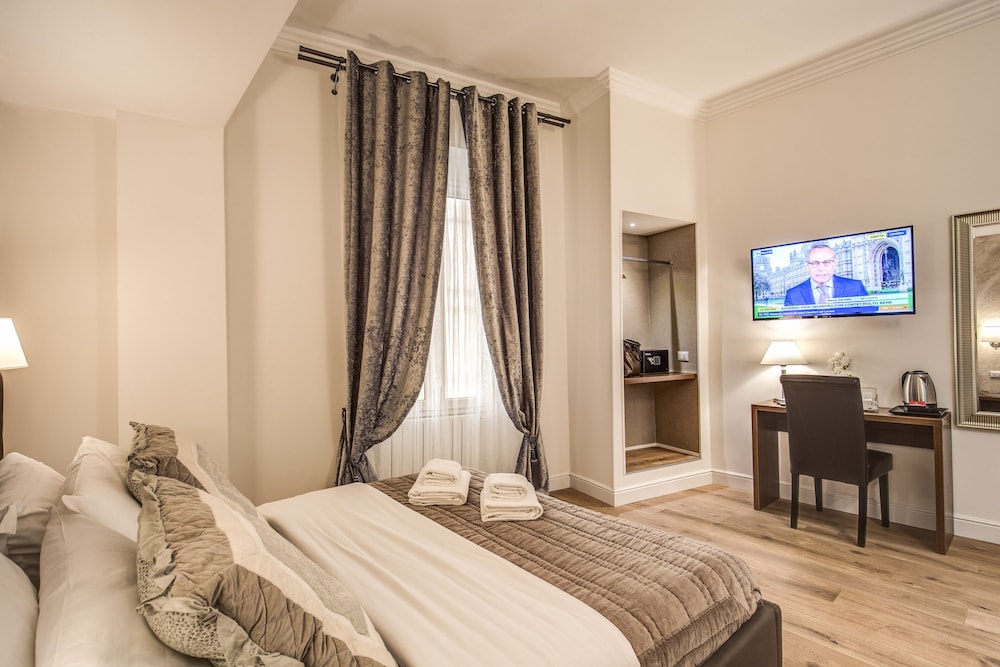 River Luxury Suites 10/25
