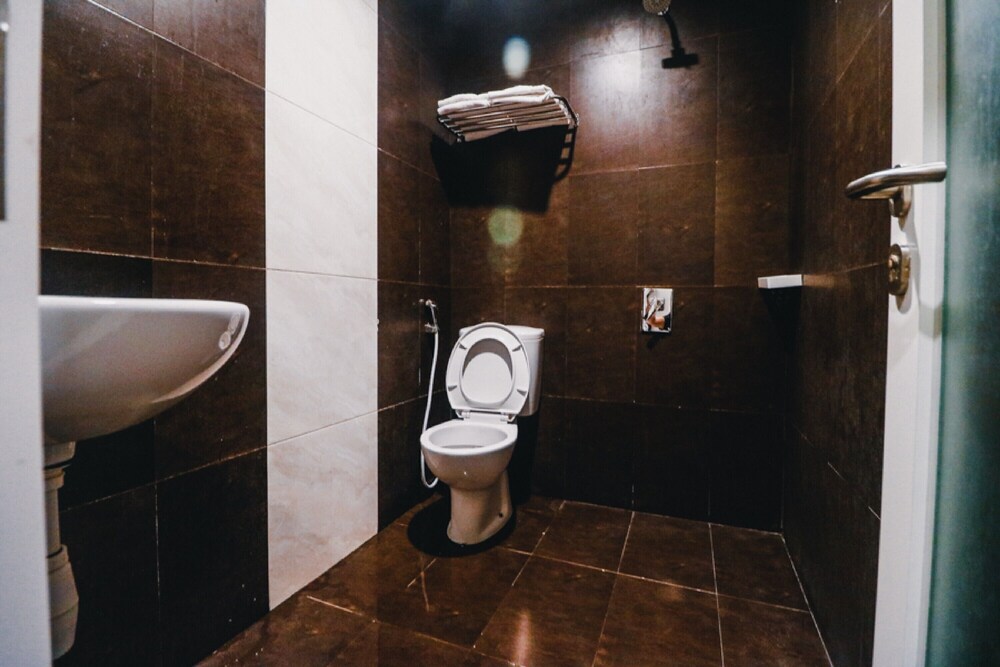 Reddoorz Plus Near Makassar Town Square 21/21