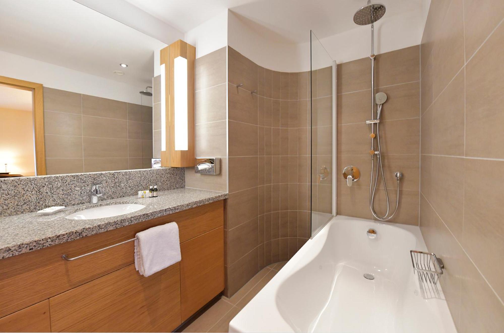 غرفة كومفورت بسرير مزدوج بشرفة، Seehotel Rust 5/6