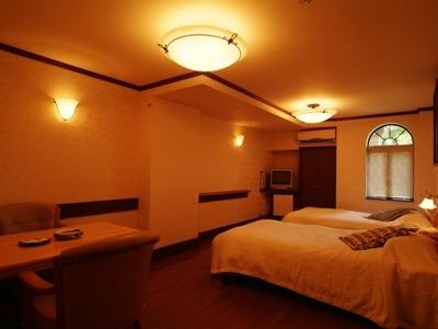 Universal, Twin Beds
