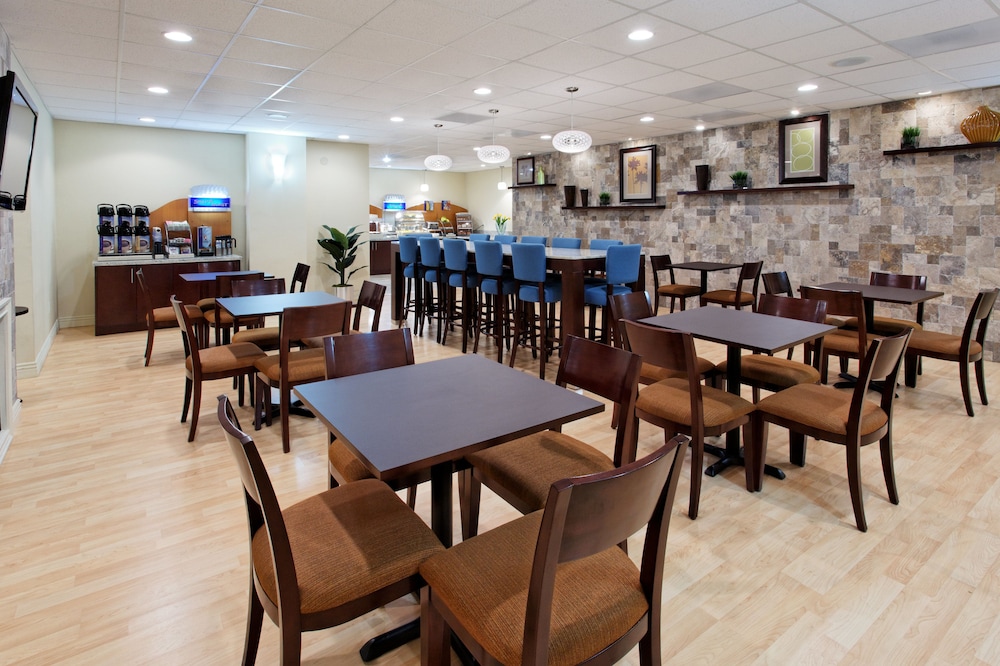 Holiday Inn Express Benicia 40/56