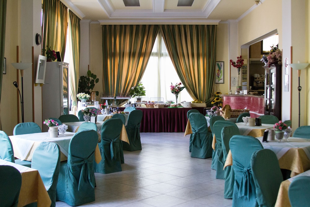 HOTEL DEGLI AMICI 34/42