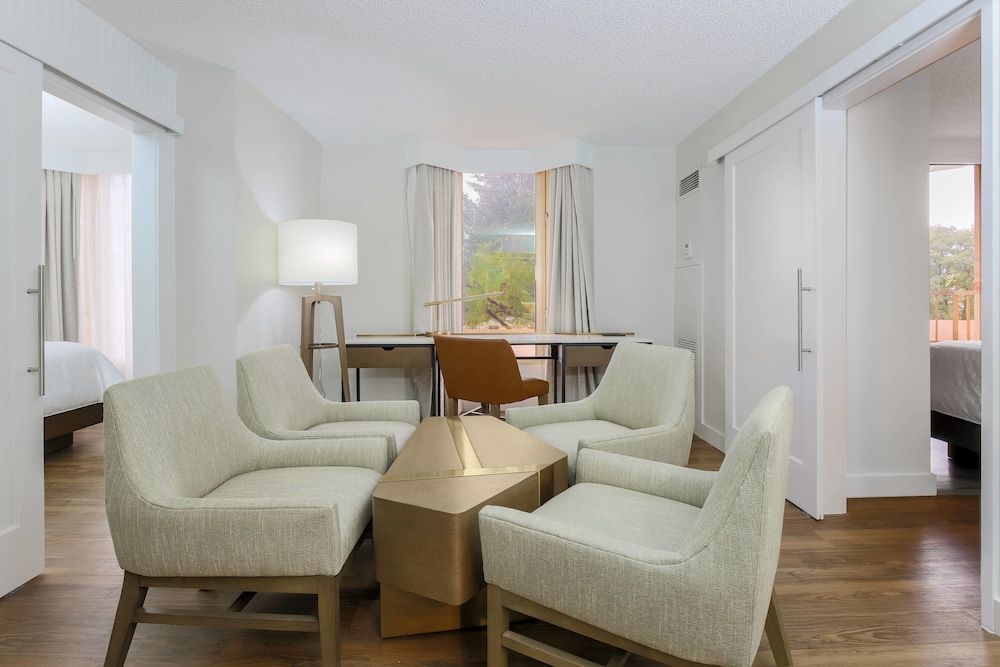 Sheraton Suites Market Center 28/49