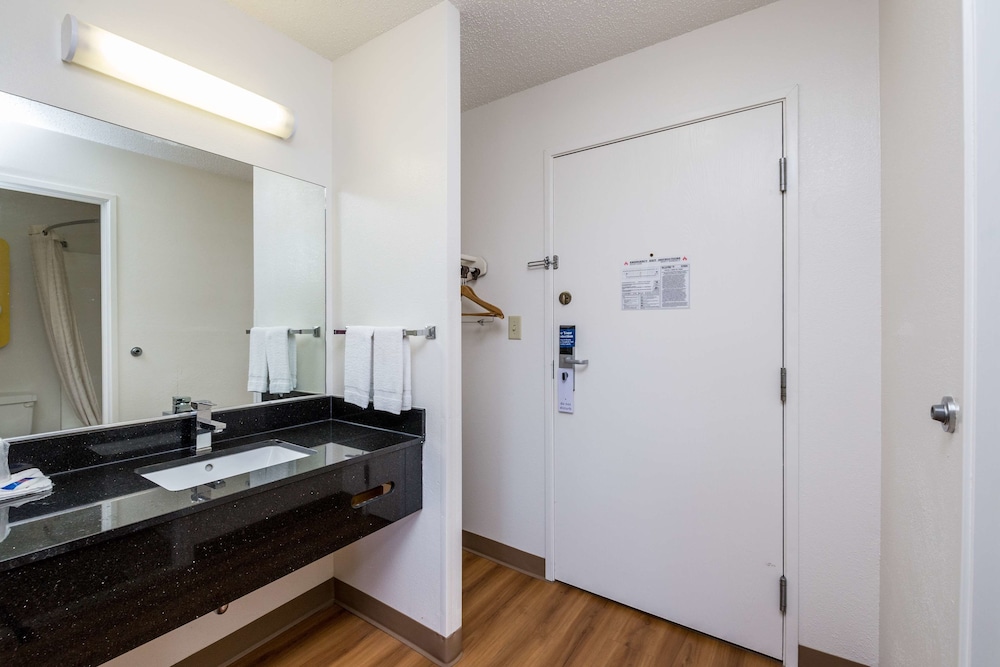 Motel6 Waterloo, IA 30/50