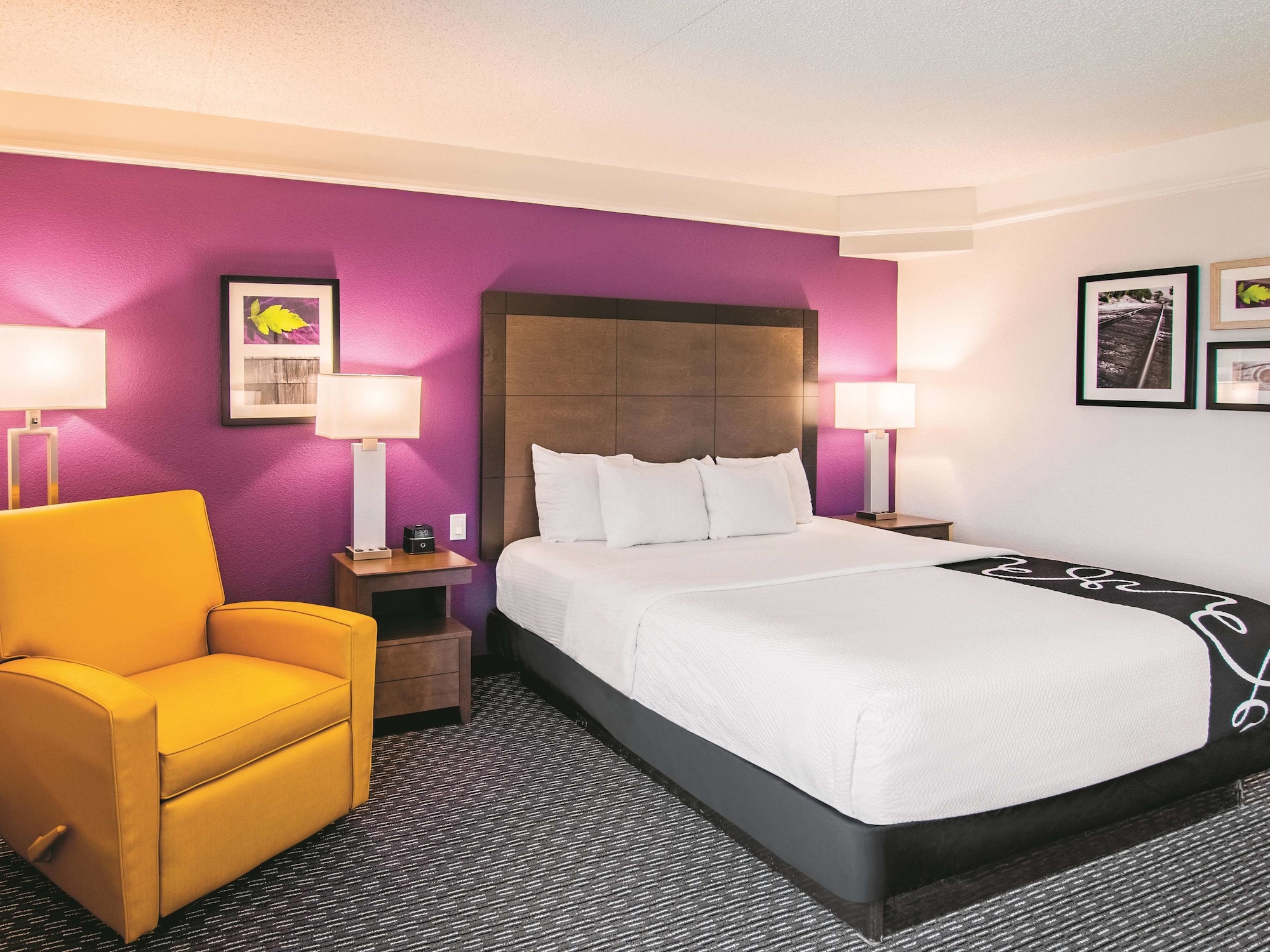 ROOM, KING BED, BATHTUB, ACCESSIBLE