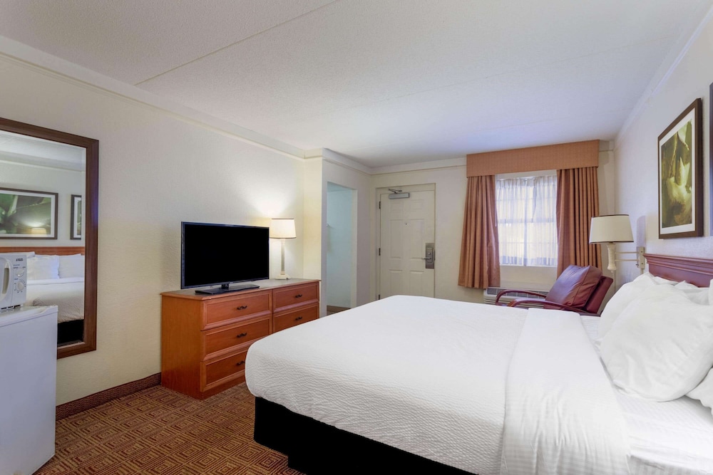 La Quinta Inn Huntsville Research Park 19/38