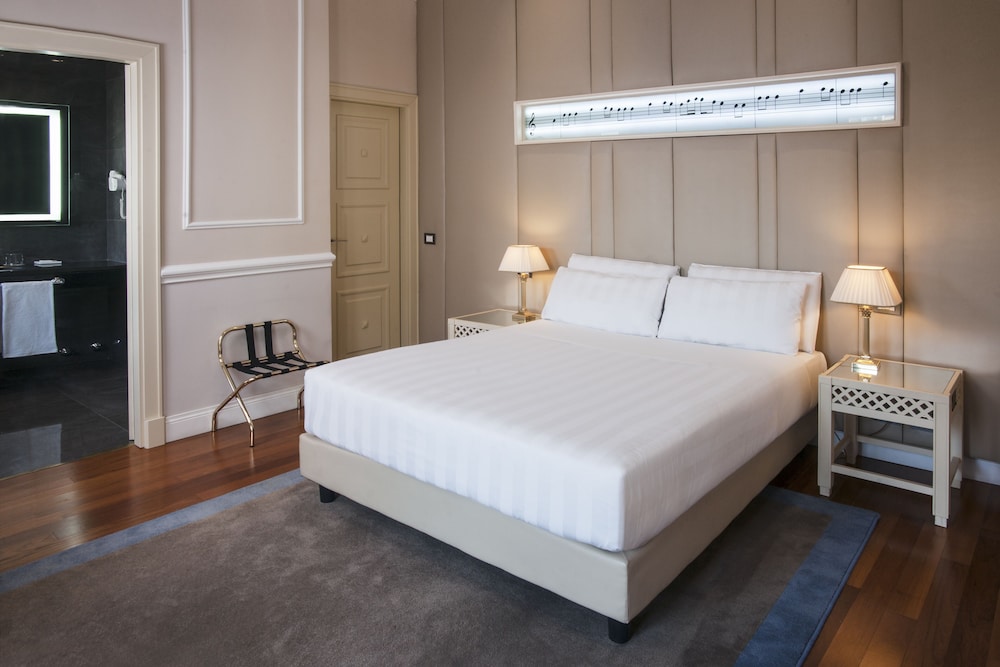 جناح بسرير كينج بشرفة، Radisson Blu Ghr Hotel Rome 4/8