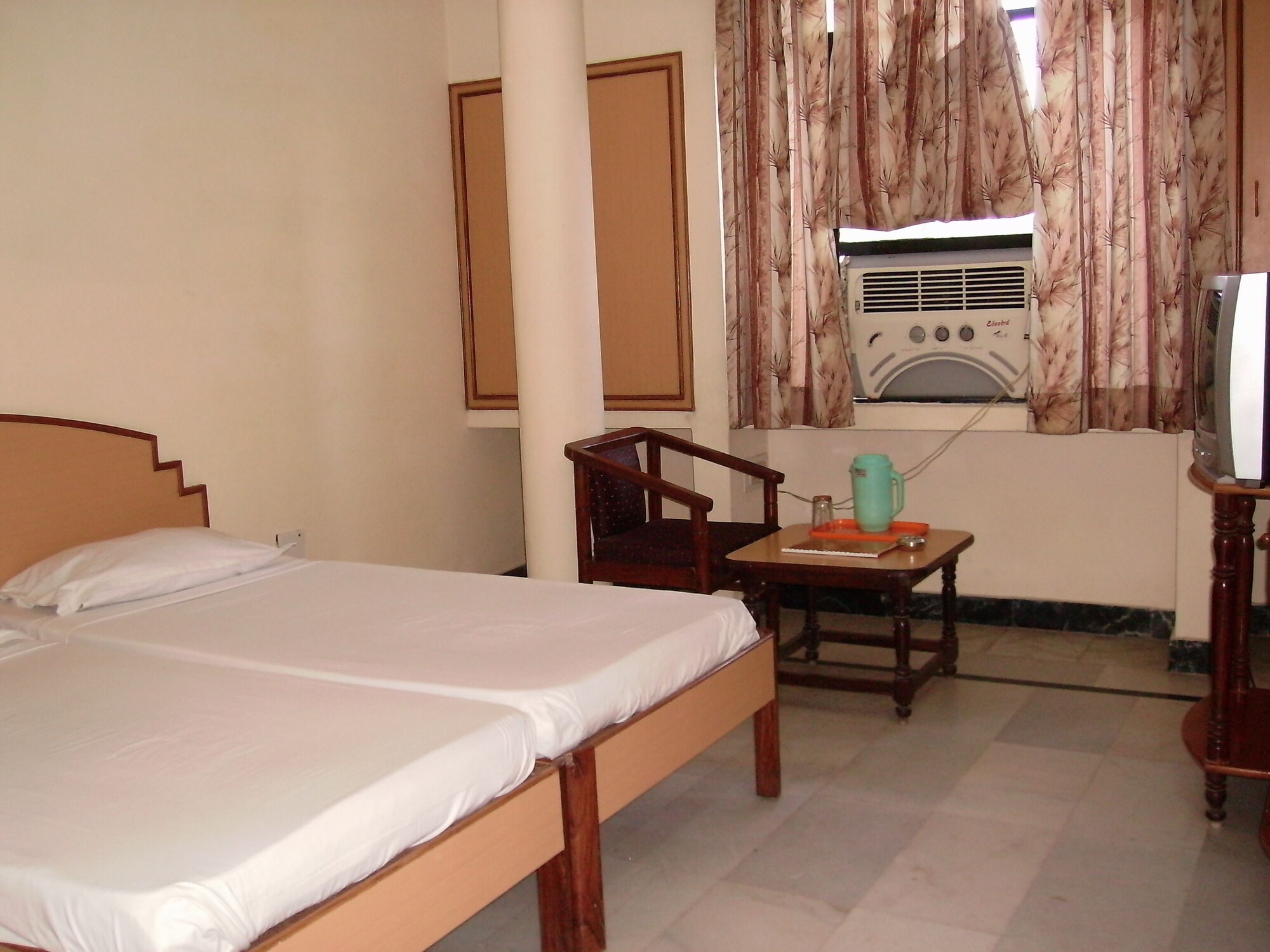 غرفة قياسية بسرير كينج، TAJ PLAZA HOTEL 8/10