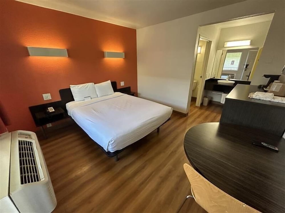 Motel6 Riverside, CA - South 25/51