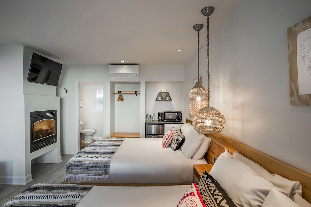 UPSTAIRS, DELUXE, 2 QUEEN BEDS, POOL VIEW