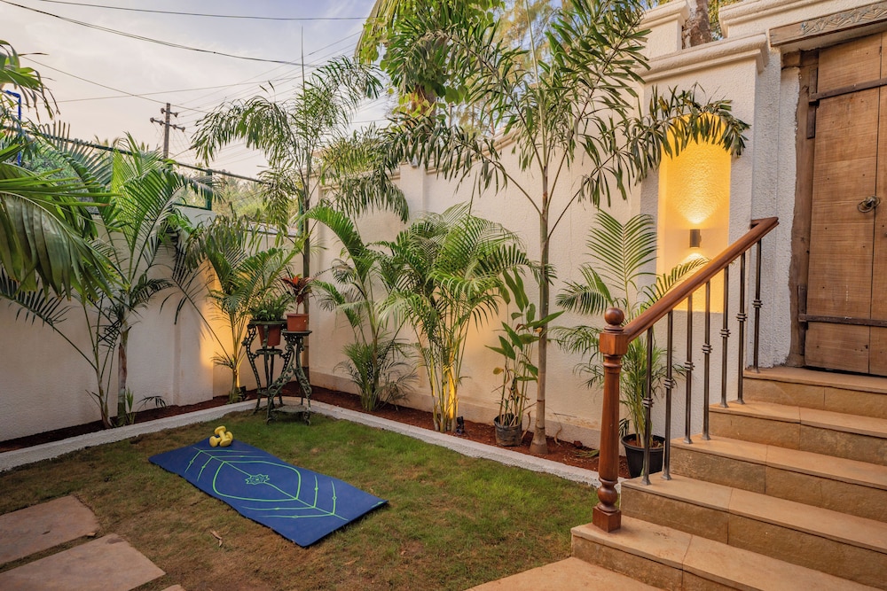 ELIVAAS 4 BHK with Pvt Pool and Media Room Samukha 53/55