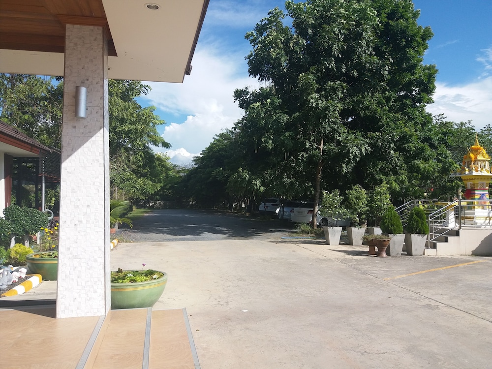 Grand Lopburi Hotel 25/30
