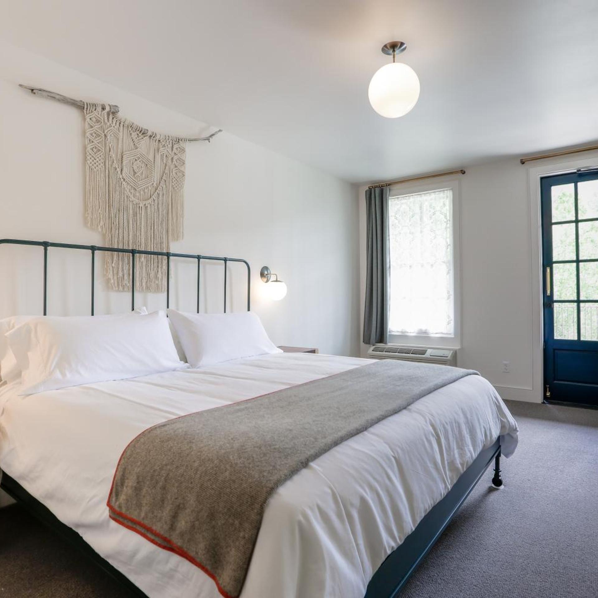Surf, King Bed, River View, Balcony