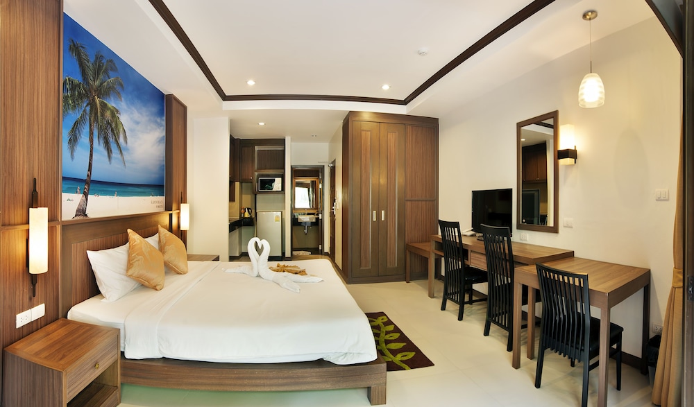 SUPERIOR, KING BED, POOL VIEW
