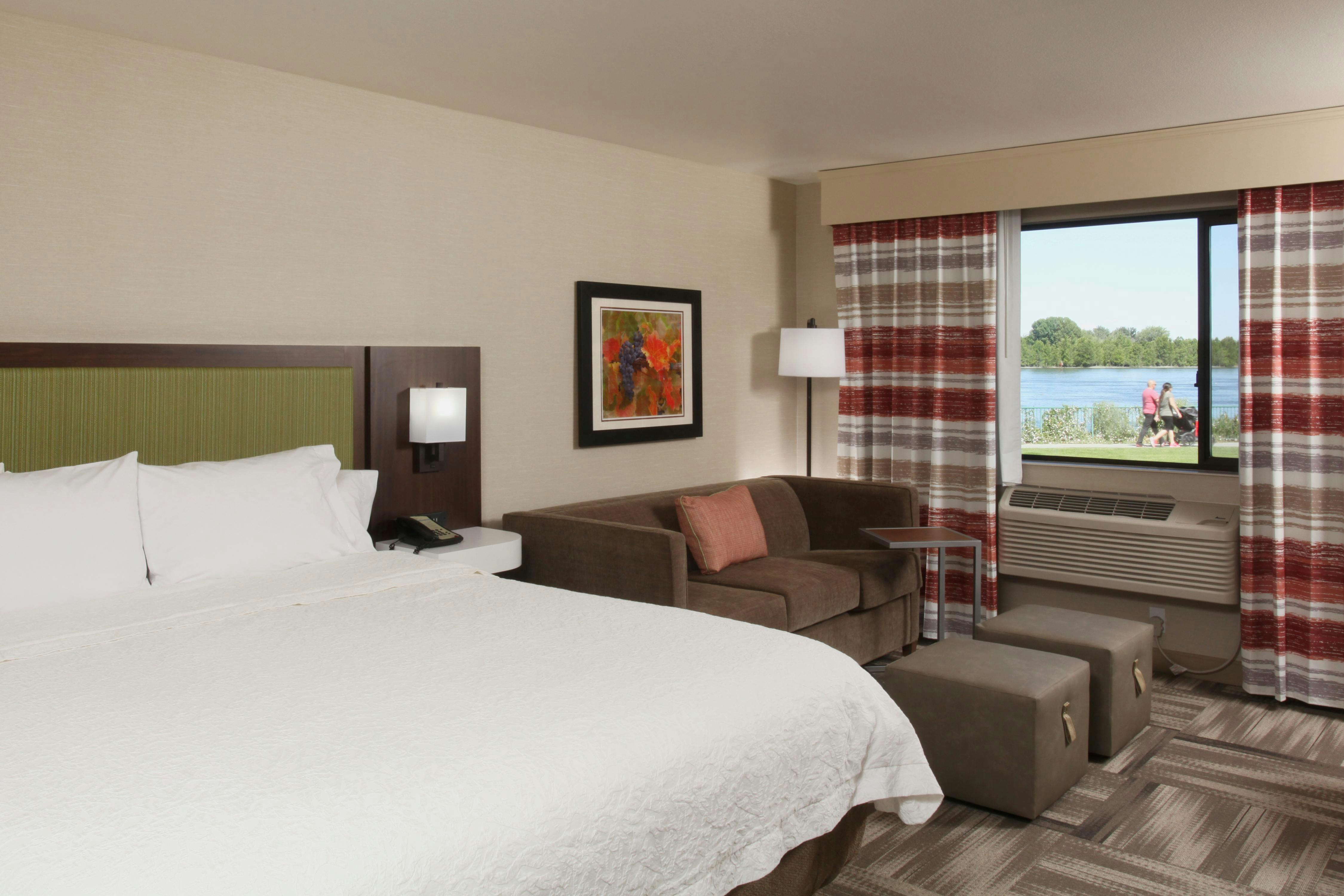 Room, King Bed, River View, No Balcony