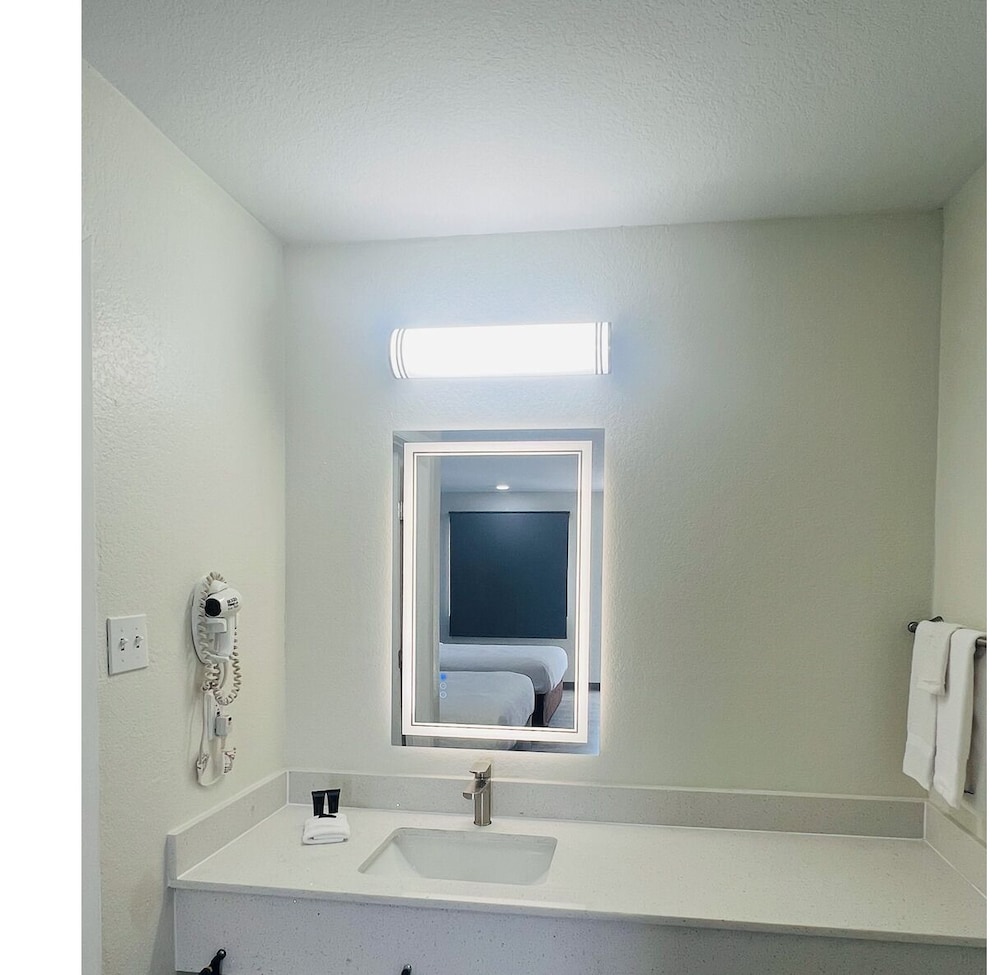 Hallmark Inn and Suites 23/30