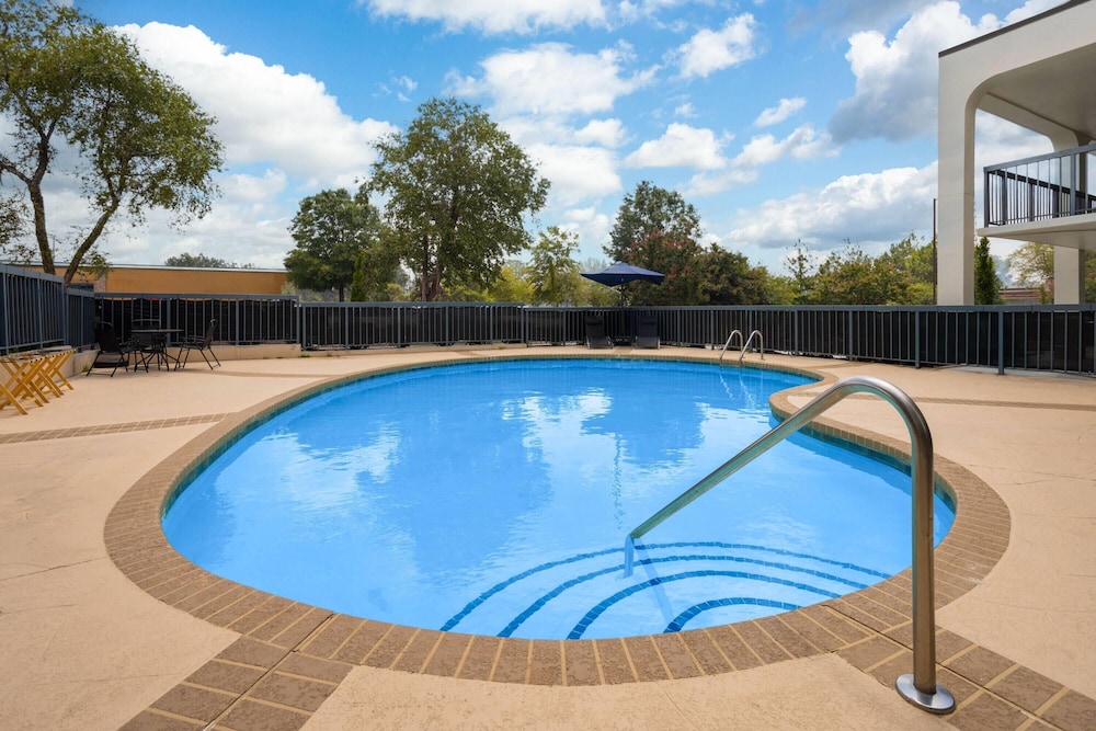 Baymont By Wyndham Fayetteville I-95 28/49