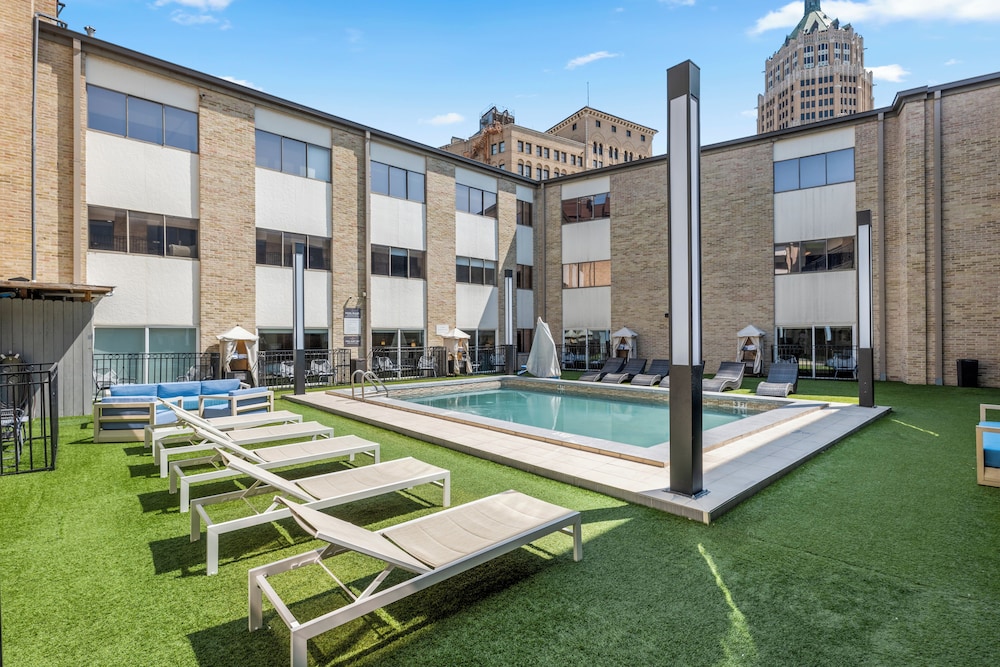 Riverwalk Plaza Hotel 46/50