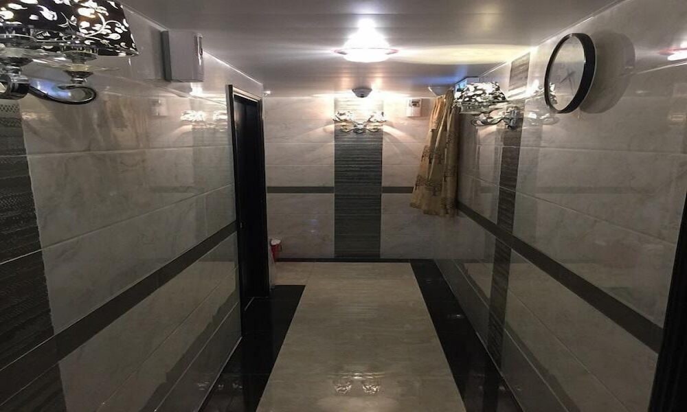 Rich Hotel 25/50